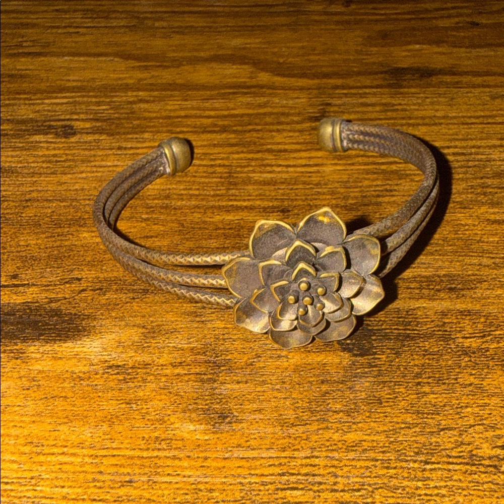 Vintage-Inspired Gold Floral Bracelet